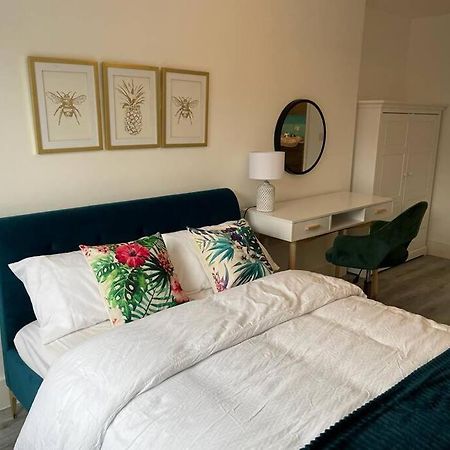 Stunning And Spacious 2Bed Flat In Central Woking Exteriör bild