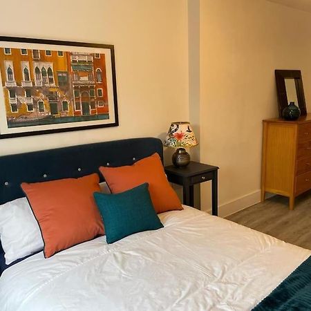 Stunning And Spacious 2Bed Flat In Central Woking Exteriör bild