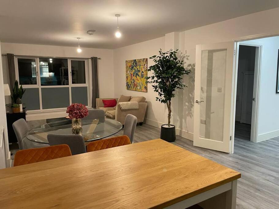 Stunning And Spacious 2Bed Flat In Central Woking Exteriör bild