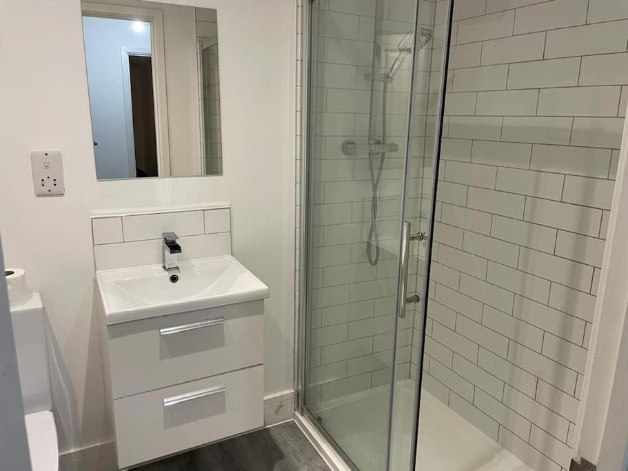 Stunning And Spacious 2Bed Flat In Central Woking Exteriör bild