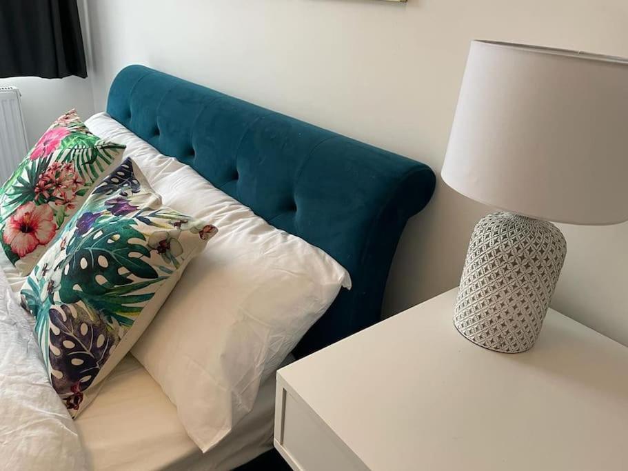Stunning And Spacious 2Bed Flat In Central Woking Exteriör bild