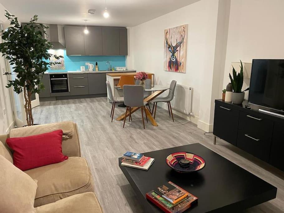 Stunning And Spacious 2Bed Flat In Central Woking Exteriör bild