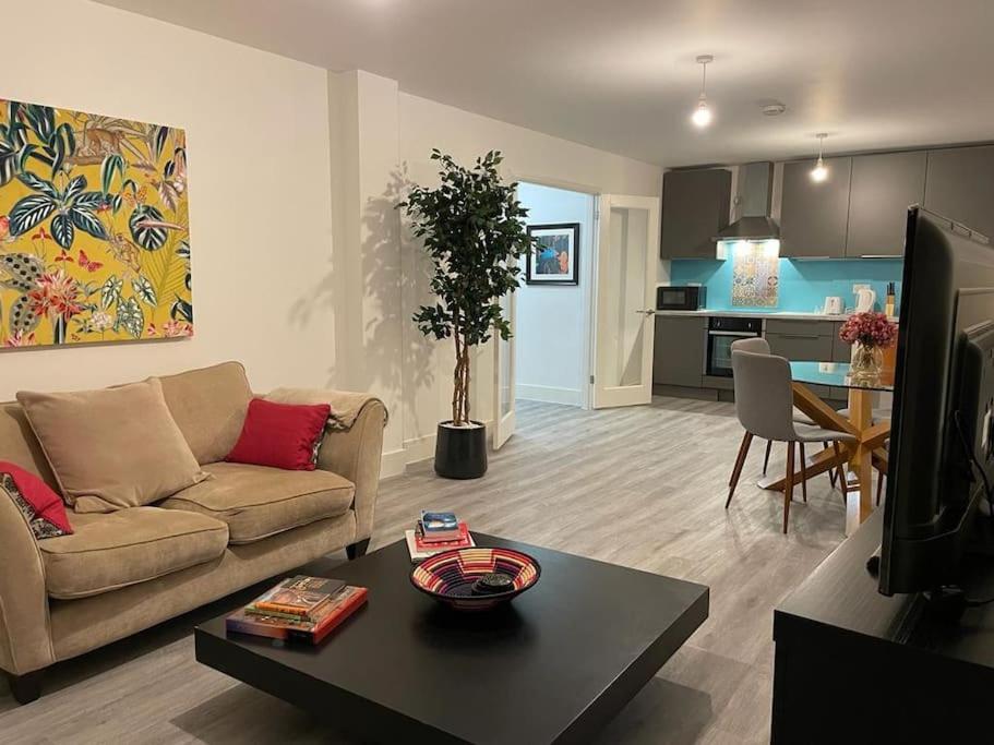 Stunning And Spacious 2Bed Flat In Central Woking Exteriör bild